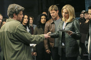 Illustration for article titled Alan Tudyk Leads The Human Resistance Against Ridiculous Alien Cleavage, In New V Stills
